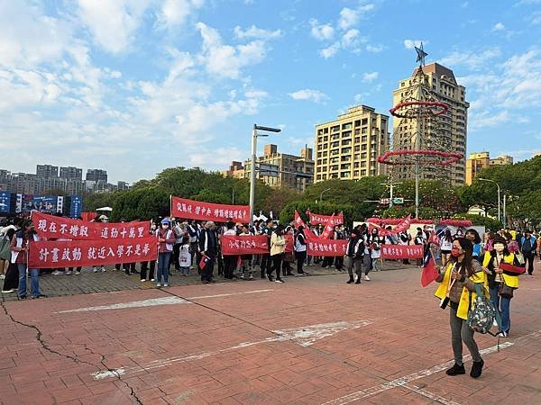 竹縣元旦升旗百名家長陳情「高中不足」除了家長自發陳情之外，民