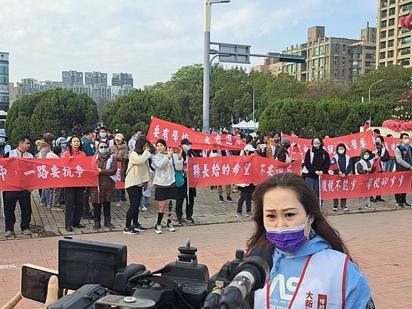 竹縣元旦升旗百名家長陳情「高中不足」除了家長自發陳情之外，民