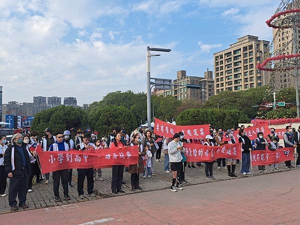 竹縣元旦升旗百名家長陳情「高中不足」除了家長自發陳情之外，民