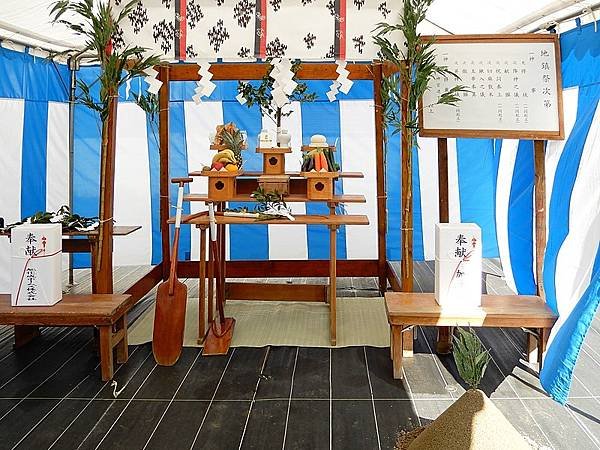 Altar_of_JICHINSAI_or_SHINTO_ceremony_of_sanctifying_ground_地鎮祭の祭壇