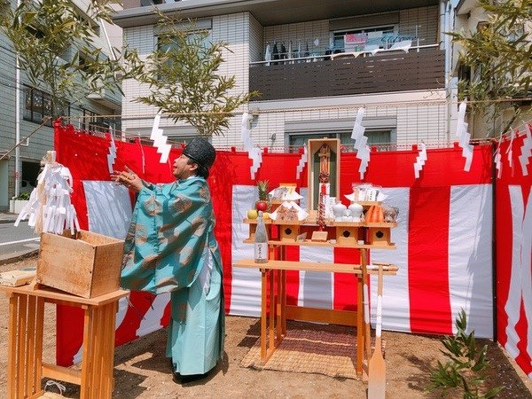 什麼儀式?童男童女和尚佛教/不動明王 像/「地鎮祭」「上棟式