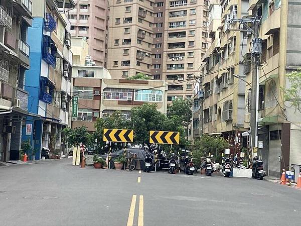 既成道路-地主放了簡易路障僅限小車通行，以致垃圾車、消防車等