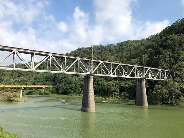 內社川鐵橋又稱為鯉魚潭橋-8座橋墩本體以紅磚砌築並附有石材，