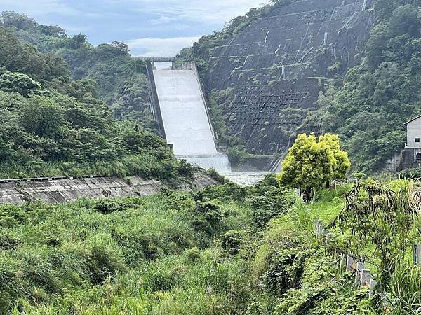 內社川鐵橋又稱為鯉魚潭橋-8座橋墩本體以紅磚砌築並附有石材，