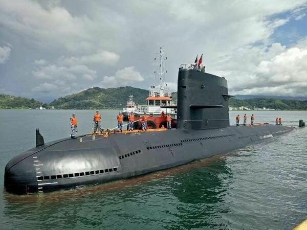 被澎湖漁民撞見的中共094核潛艦 顯眼「龜背」澎湖漁民今晨出