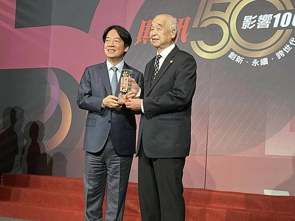 林書鴻1928年-，臺灣企業家、台灣長春集團聯合創辦人，從工