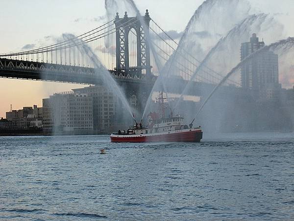灑水禮/軍刀拱門/水門禮（water salute）是交通運