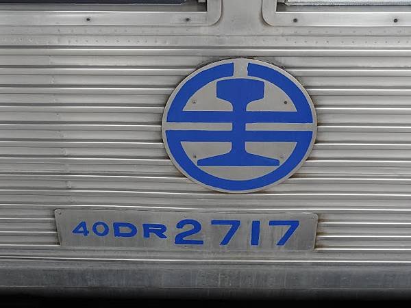 台鐵DR2700型柴油客車光華號「白鐵仔」，在1966年民國