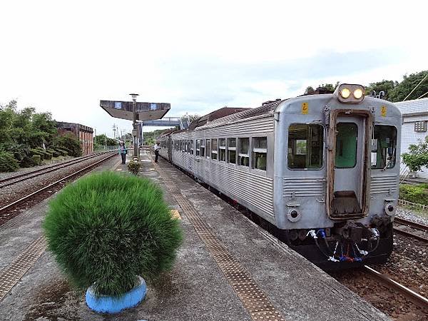 台鐵DR2700型柴油客車光華號「白鐵仔」，在1966年民國