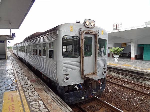 台鐵DR2700型柴油客車光華號「白鐵仔」，在1966年民國