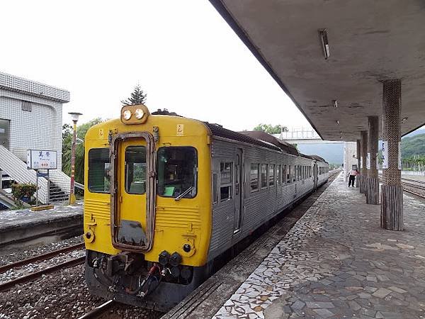 台鐵DR2700型柴油客車光華號「白鐵仔」，在1966年民國