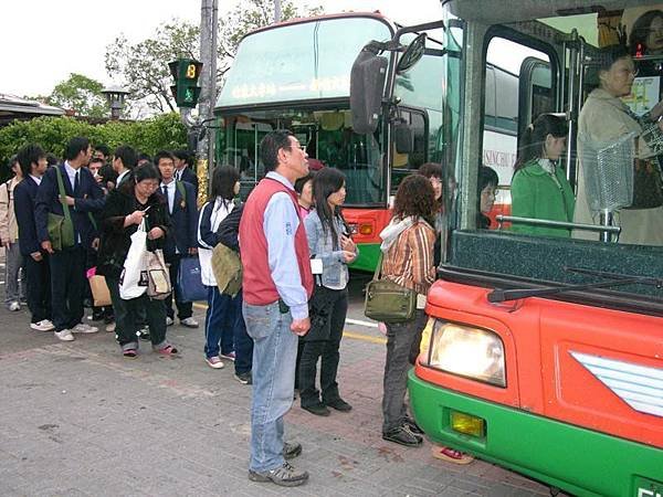 新竹客運前身為1919年開業的台灣軌道株式會社。桃園客運的人