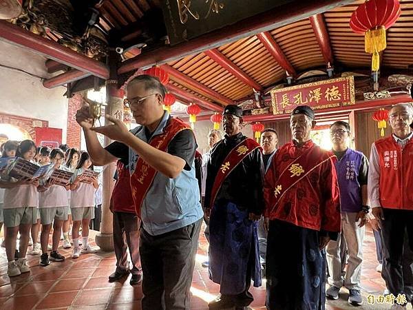 睽違12年 金門離島聯合運動會向「恩主公」請引聖火-在庵前村
