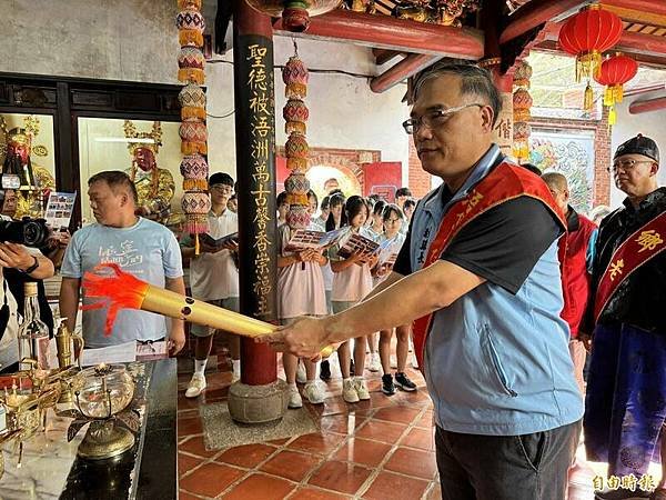 睽違12年 金門離島聯合運動會向「恩主公」請引聖火-在庵前村
