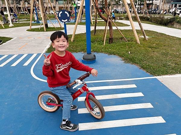 高雄大樂旁「聯興公園」兒童版交通駕訓場、快帶滑步車來暢遊～