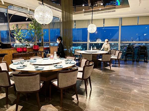 高雄夢時代「上菜片皮鴨專賣店 」鴨肉與跳跳糖的神仙組合！！