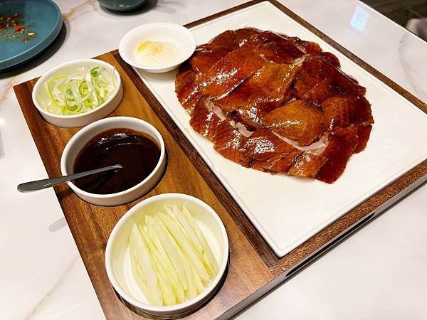 高雄夢時代「上菜片皮鴨專賣店 」鴨肉與跳跳糖的神仙組合！！