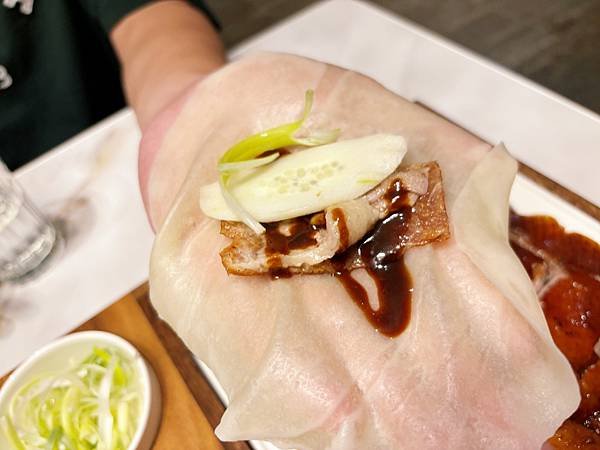 高雄夢時代「上菜片皮鴨專賣店 」鴨肉與跳跳糖的神仙組合！！