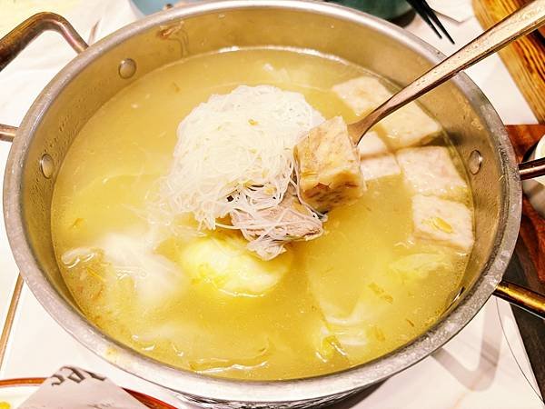 高雄夢時代「上菜片皮鴨專賣店 」鴨肉與跳跳糖的神仙組合！！
