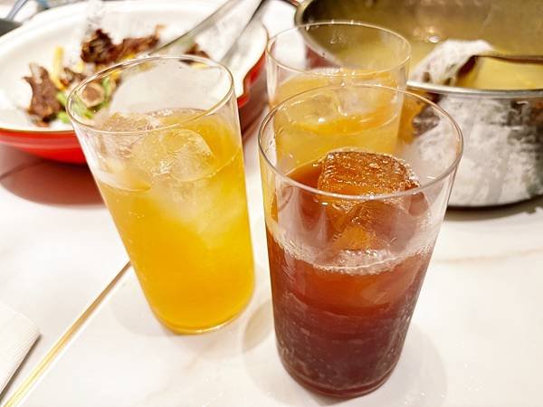 高雄夢時代「上菜片皮鴨專賣店 」鴨肉與跳跳糖的神仙組合！！