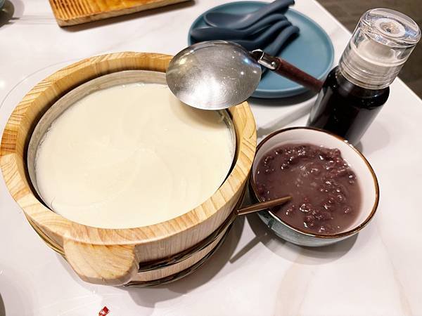 高雄夢時代「上菜片皮鴨專賣店 」鴨肉與跳跳糖的神仙組合！！