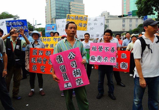 今日榮電下游廠商自救會也至監察院及行政院前抗議表示，榮電欠承包商近十億的工程款，有近百家的廠商因此受拖累。