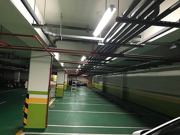 竹北社區地下室更換LED感應燈管