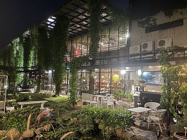苗栗 三義 靜謐於山城之中的美麗餐廳--新月梧桐 三義店