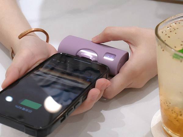 【行動電源推薦】GUXON iWalk TWINS 雙頭直插式行動電源，iPhone哀鳳、Android安卓都可使用，超級方便！