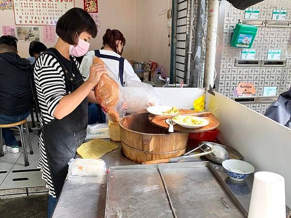 【不專業食記】台北北投｜早起吃早餐～「石牌無名手工蛋餅」與花