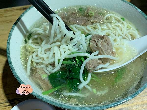 【不專業食記】花蓮食記｜日本老建築的一碗小羊肉，清燉、紅燒各