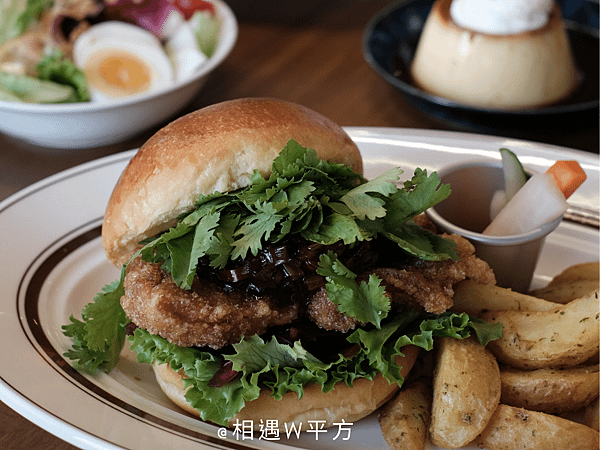 【台中美食】青春漢堡 Aoharu Burger 日式早午餐洋食新開幕 日系復古木頭老宅風格 田楽漢堡新品牌 麵包林里二樓 南屯區美食 香菜漢堡 (13)