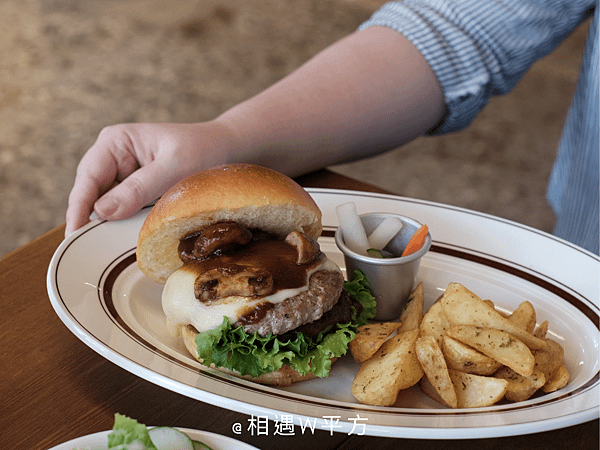 【台中美食】青春漢堡 Aoharu Burger 日式早午餐洋食新開幕 日系復古木頭老宅風格 田楽漢堡新品牌 麵包林里二樓 南屯區美食 香菜漢堡 (14)