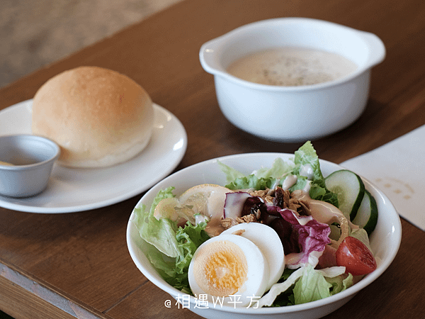 【台中美食】青春漢堡 Aoharu Burger 日式早午餐洋食新開幕 日系復古木頭老宅風格 田楽漢堡新品牌 麵包林里二樓 南屯區美食 香菜漢堡 (11)