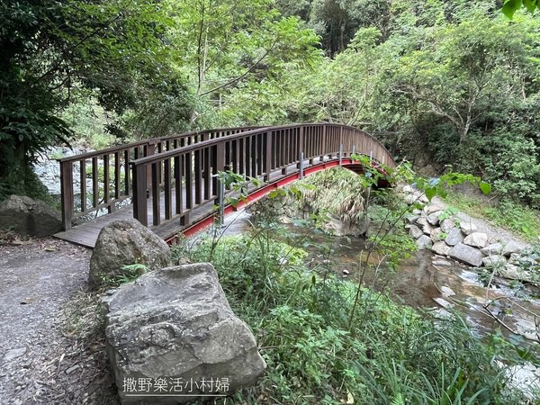 望看絕美階梯瀑布，原始自然拱形竹橋，輕鬆漫步在溪畔間【老鷹溪