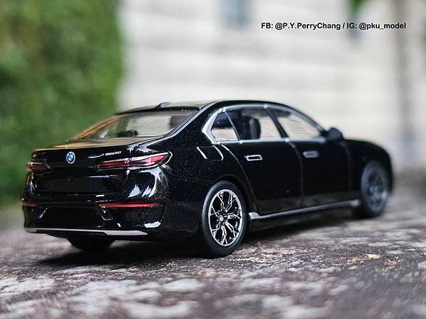 1/64模型車開箱 MINI GT BMW i7 (MI