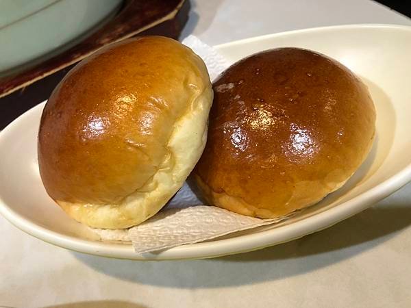 「新竹美食」卡莎米義大利麵，濃郁青醬，焗烤超牽絲，爆漿餐包