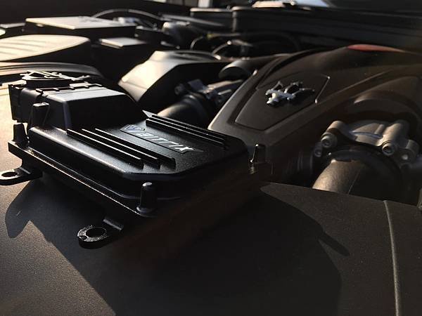 來自澳洲的汽車改裝品牌VAITRIX麥翠斯有最廣泛的車種適用產品，含汽油、柴油、油電混合車專用電子油門控制加速器，還能搭配外掛晶片及內寫，高品質且無後遺症之動力提升。外掛晶片可以選配由專屬藍芽App–AirForce GO切換一階、二階、三階ECU模式。  外掛晶片及電子油門控制器不影響原車引擎保固。搭配VAITRIX不眩光儀錶，渦輪壓力/水溫/油溫等應有盡有，使用原廠感知器對接，數據呈現100%正解，提升馬力同時監控愛車狀況。   最佳性能提升就選擇專用水噴電腦及套件，降溫效果最好，性能穩定提升，正確使用動力加倍不傷引擎。   在VAITRIX動力升級，完整實現客製化調校，根據車況、已改裝硬體與客戶需求調整程式。搭配馬力機驗證與HP TUNERS數據流，讓改裝沒有後顧之憂！   適用品牌車款： Audi奧迪、BMW寶馬、Porsche保時捷、Benz賓士、Honda本田、Toyota豐田、Mitsubishi三菱、Mazda馬自達、Nissan日產、Subaru速霸陸、VW福斯、Volvo富豪、Luxgen納智捷、Ford福特、Hyundai現代、Skoda斯柯達、Mini、MG、Altis、crv、chr、kicks、cla45、Focus mk4、 sienta 、camry、golf gti、golf 8、polo、kuga、rav4、odyssey、Santa Fe、C63s、Elantra Sport、Auris、Mini R56、540i、G63、RS6、RS7、M8、330i、E63、S63、HS、A180、Kamiq、Kodiaq、X3、Macan、Q3...等。   Truck卡車： Mitsubishi Fuso三菱扶桑、Hino日野、DAF達富、IVECO威凱、ISUZU五十鈴、SCANIA斯堪尼亞; Canter堅達、Fighter、Super Great、300 系、700系、CF85、LF45、LF55、L系、G系、R系、S系、Daily、Eurocargo、NQR、NPR、NMR、NRR   Motor重機： BMW寶馬、Ducati杜卡迪、Honda本田、Yamaha山葉、Aprilia阿普利亞、KTM、Husqvarna海絲瓜、Kawasaki川崎、Suzuki鈴木; S1000RR、S1000R、R1200GS、R9T、R1200GS、Scrambler、Monster、Panigale、Streetfighter、Supersport、Superbike、XDiavel、Hypermotard、RSV、SMC、Supermoto、Ninja、ZX-12R、ZX-6R、T-Max、Tenere、MT、Hayabusa、V-Strom、GSX-S1000