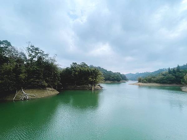 【新竹】寶山水庫湖畔群山圍繞,湖光山色一覽無遺，親民的健行步