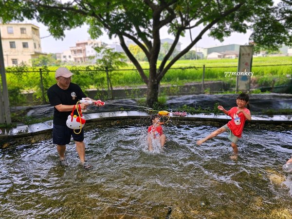 台中親子景點｜赤腳ㄚ生態農莊｜小動物、沙坑、草地、戲水池、溜