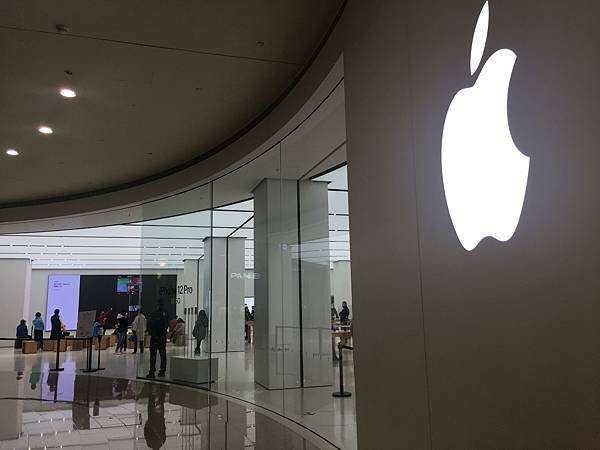 Apple 台北101直營店 2