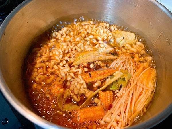 【最愛吃吃喝喝】三養火辣雞肉風味湯麵，比麻辣湯還辣的泡麵，整