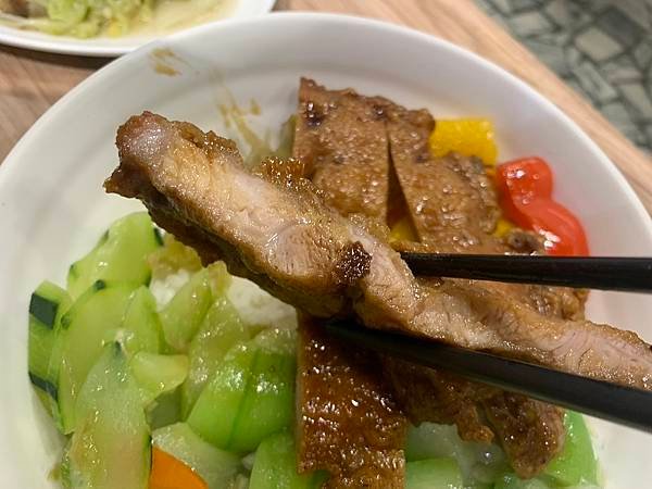【最愛吃吃喝喝】新莊劉師傅手打排骨飯，排骨軟嫩，菜色豐富，份