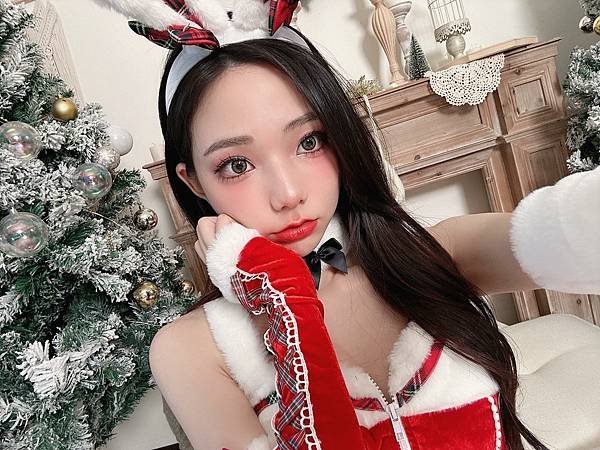 今年的聖誕禮物請接收！JKF女郎與聖誕樹交織成最美畫面