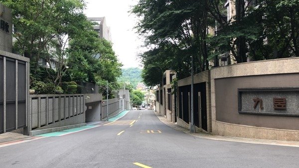 ▲「九昱十美」附近街廓整齊，鄰近文山運動中心及興華國小。（圖／記者林裕豐攝) (2).jpg