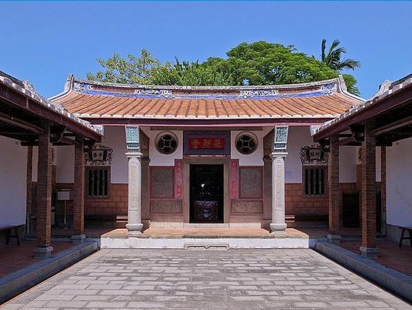 劉氏雙堂屋為新竹縣新埔最龐大的傳統客家建築，坐東北朝西南，原
