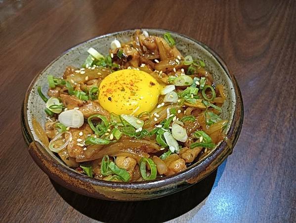 【台北_士林】下班後聚會的好地方，簡單美味燒烤料理，小酌放鬆