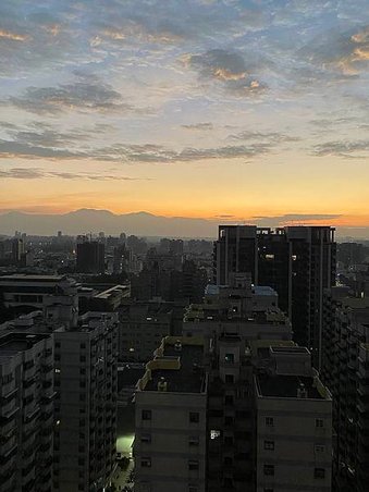 今日清晨沒有霧霾 白天的能見度不佳 是二次氣膠