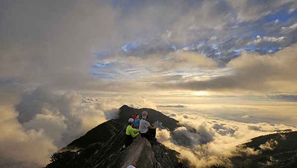 【鳶嘴山】鳶嘴山，全台知名危岩聳壁地形，挑戰驚險峭壁攀岩，走