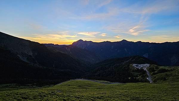 【合歡山南峰/主峰】日登-日月同輝，陵線上陰陽各據一方的清晨